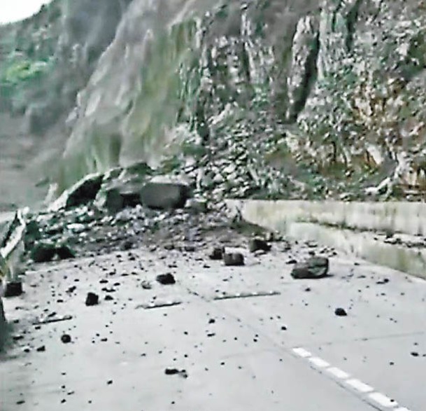 仙峰苗族鄉有石頭震落路面。