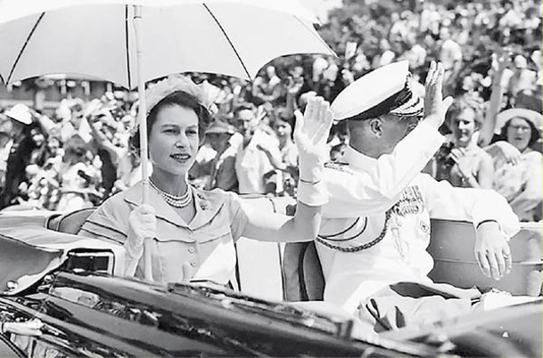 1954年：英女王（左）與菲臘親王（右）到訪澳洲時向民眾揮手。
