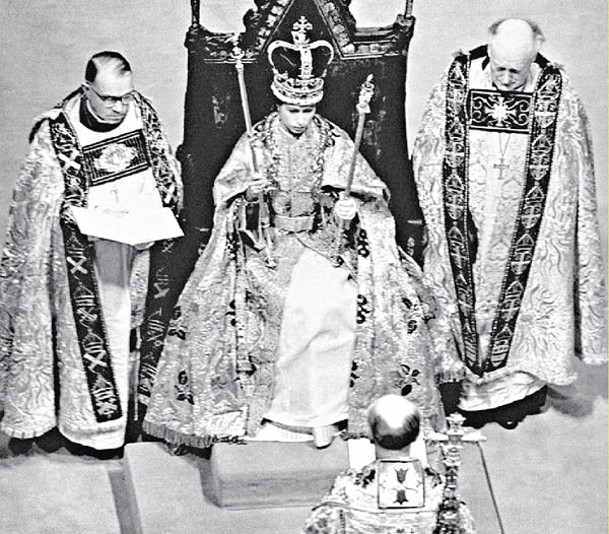 1953年：英女王（中）參與登基大典加冕禮。