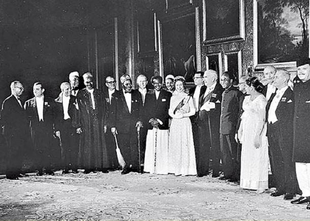 1964年：英女王（中）與英聯邦國家元首在白金漢宮舉行晚宴。