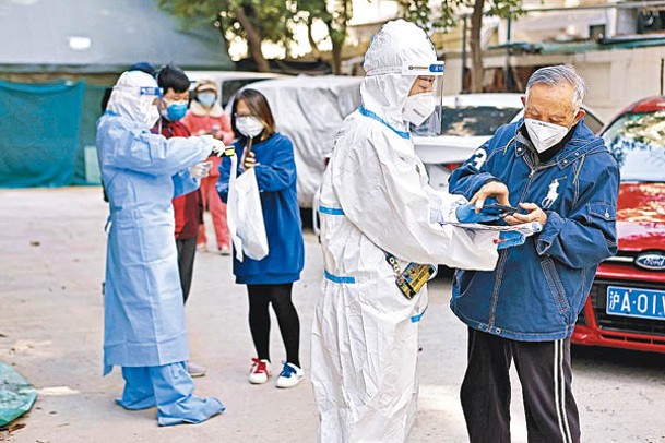 上海居民進行核酸檢測。（中新社圖片）