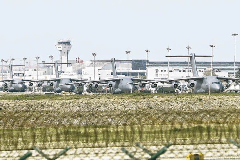 多架運20運輸機降落上海虹橋機場。