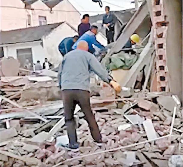 無錫：一幢民居清晨爆炸後坍塌。