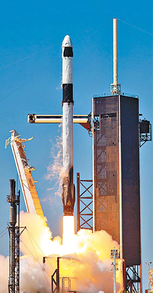 獵鷹九號火箭發射升空。