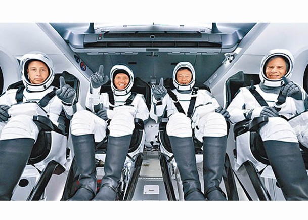 （左起）帕蒂、康納、洛佩兹-阿里格利亞及斯蒂布抵達ISS後會逗留起碼一周。