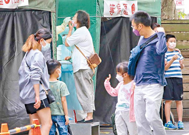 台灣疫情未息，民眾接受採檢。（中時電子報圖片）