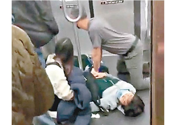 醫護人員在車廂內替乘客急救。