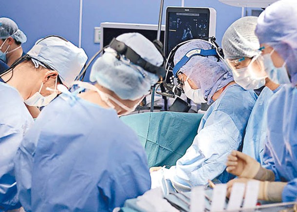 京都大學醫院為患者施行移植手術。