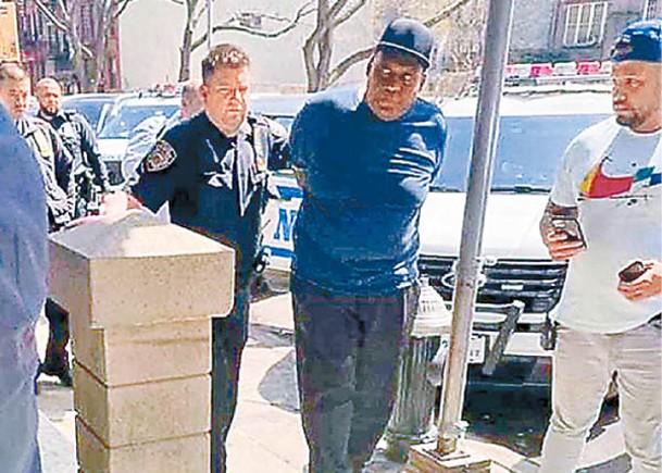 詹姆斯（右二）被警員押走。