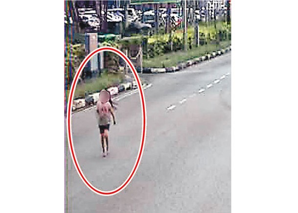 走失女童（紅圈）在馬路徘徊。