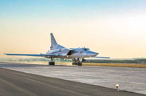 俄軍首次在烏克蘭戰場出動圖22M3長程轟炸機。