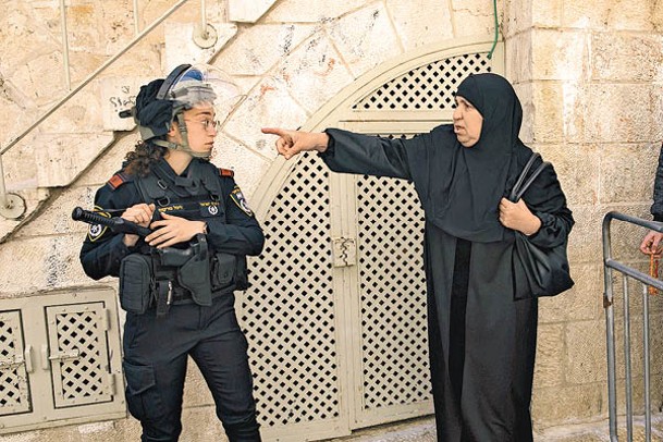 以色列警員禁止巴人婦女進入阿克薩清真寺。
