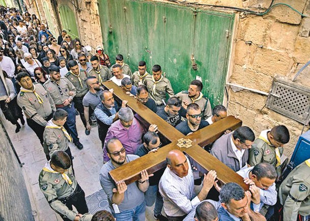 基督徒在耶路撒冷舉行儀式，重演耶穌拜苦路。（Getty Images圖片）