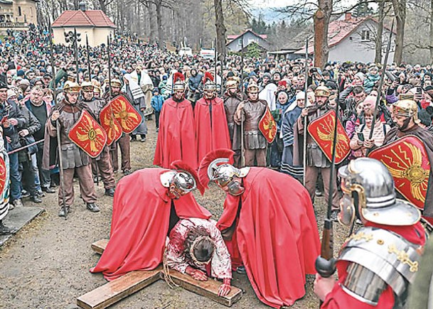 各地賀復活節  菲國巡遊跪拜禱告  波蘭重演釘死耶穌