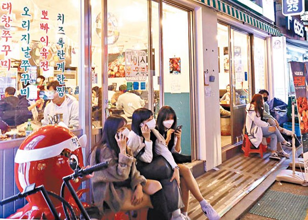 南韓已解除社交距離限制，只保留口罩令。