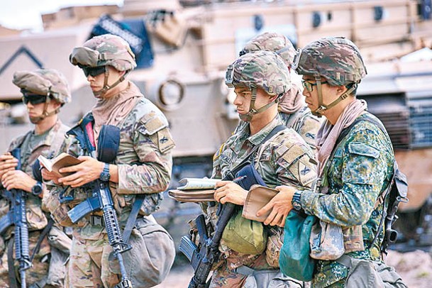 台軍士兵（右）參與課程。