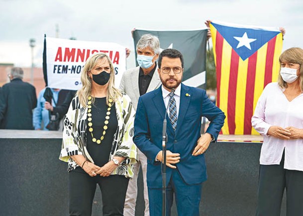 阿拉貢內斯（中）揚言不再支持執政社會黨。<br>（Getty Images圖片）