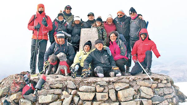 隊伍成功登上群島最高山峰，眾人拍照留念。
