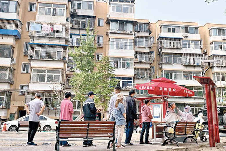 北京市朝陽區居民排隊進行核酸檢測。（中新社圖片）