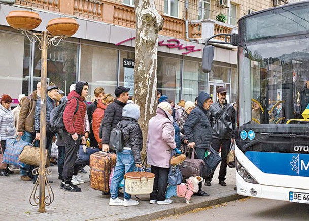 烏克蘭尼古拉耶夫平民乘巴士撤離。（Getty Images圖片）