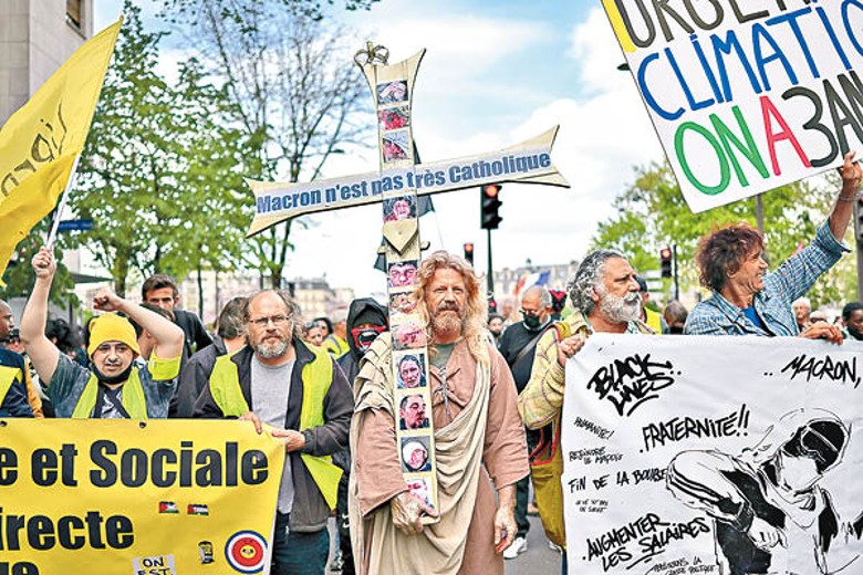 黃背心示威者在巴黎遊行，呼籲選民拒投馬克龍。