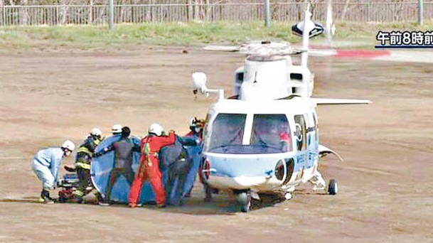 直升機救起乘客後送往岸上。