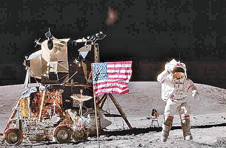 太陽神16號太空人約翰‧揚在月球漫步。
