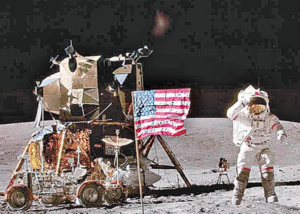 太陽神16號太空人約翰‧揚在月球漫步。