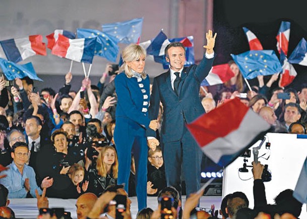 馬克龍（前右）及妻子特羅尼厄（前左）與支持者見面。（Getty Images圖片）