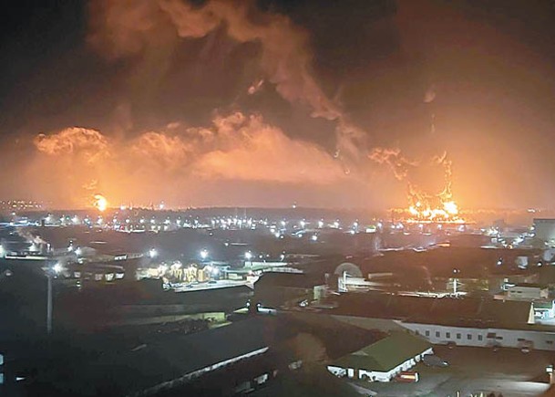 俄邊境城市兩油庫爆炸