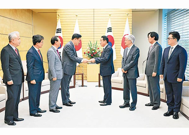 岸田文雄（右四）接見南韓代表團。