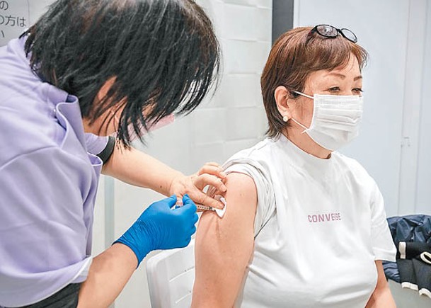 日本將為部分長者接種第4劑疫苗。（Getty Images圖片）
