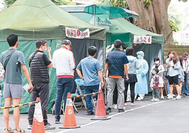 民眾排隊檢測。