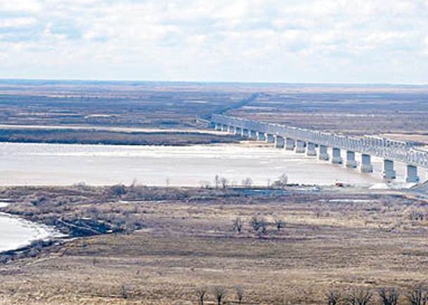 鐵路橋在中國同江市與俄羅斯下列寧斯闊耶市之間。