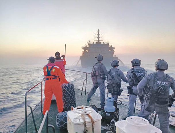 台灣海巡署人員準備登上大陸抽沙船。