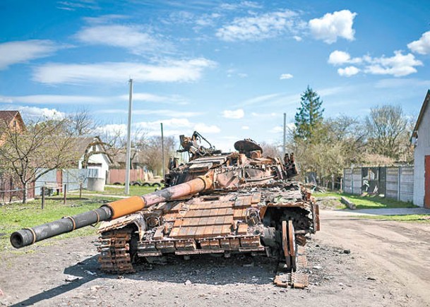 烏軍一輛被擊毀坦克遺棄在基輔。（Getty Images圖片）