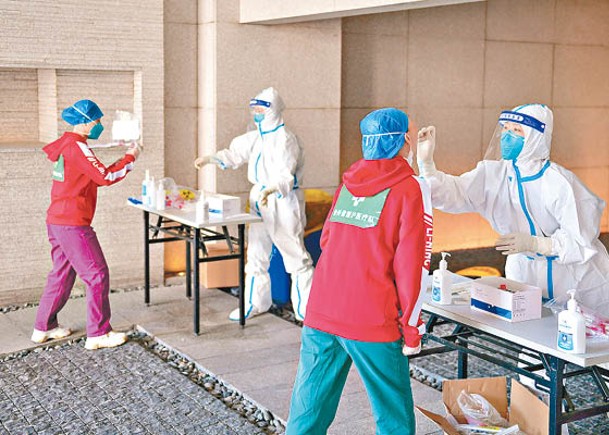 貴州省援滬醫療隊隊員在上海市接受核酸檢測。（中新社圖片）