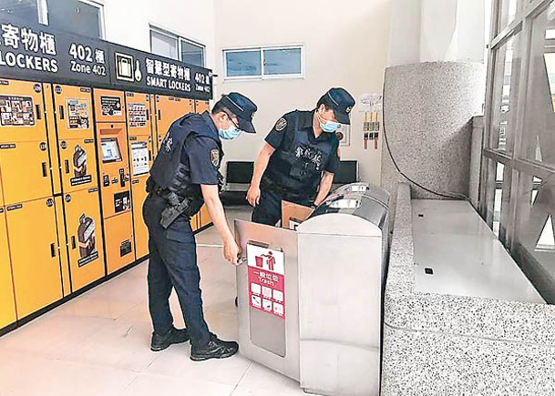 鐵路警察檢視站區垃圾桶。