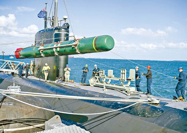 斯普林菲爾德號準備裝載訓練用魚叉反艦導彈。