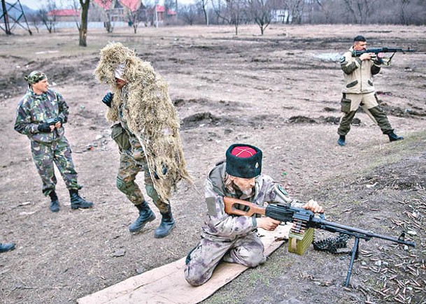 烏東親俄武裝分子練習使用槍械。（Getty Images圖片）