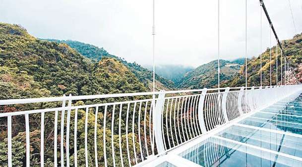 遊客走在白龍玻璃橋上可眺覽大自然的美景。