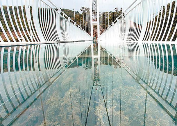 玻璃橋的橋面使用強化玻璃。