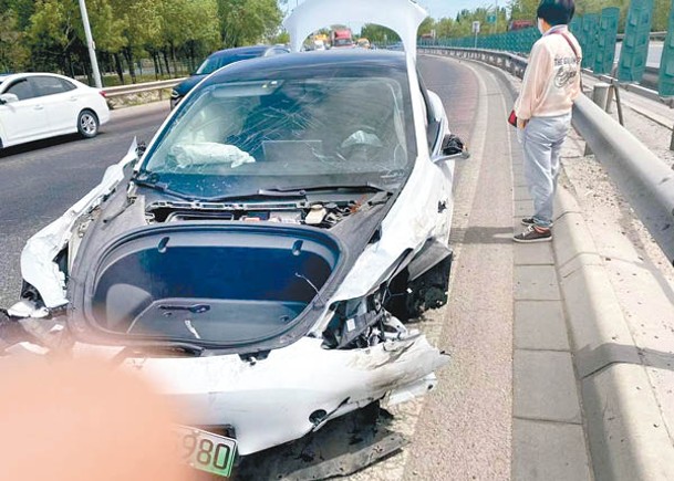 Tesla失控加速撞4車  車主堅稱煞車失靈