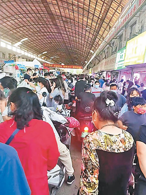 鄭州民眾湧往市場搶購。