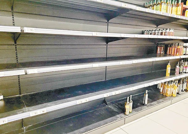 法國超市貨架上的食油幾乎一掃而空。（呂靜儀攝）