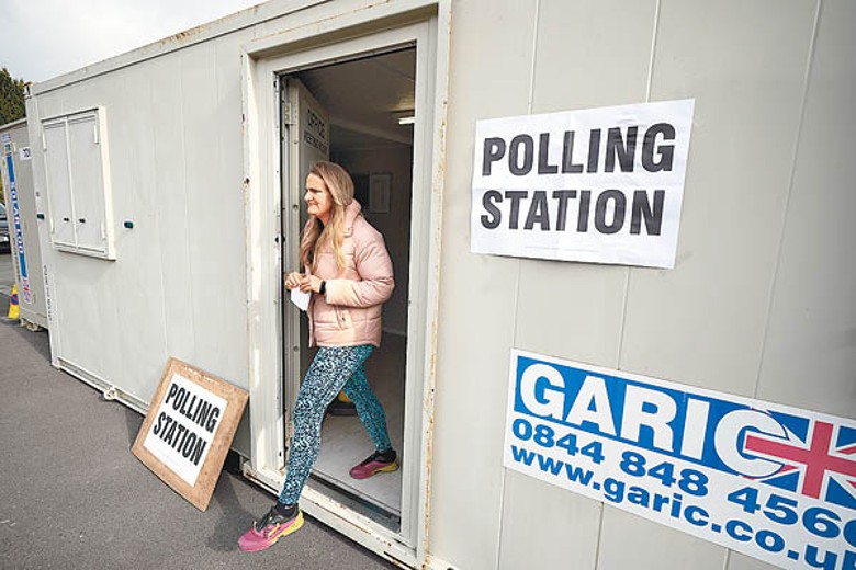 選民前往票站投票。