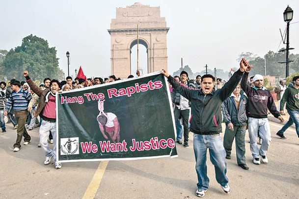 大批新德里民眾參與要求處決強姦犯遊行。（Getty Images圖片）