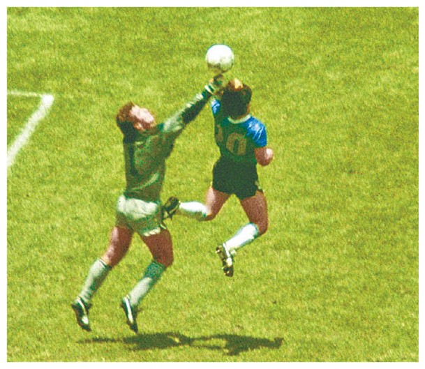 馬納當拿（右）當年在世界盃使出「上帝之手」。