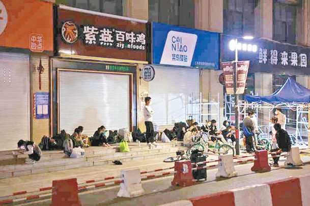 上海市不少新冠康復者在小區外的帳篷暫居。
