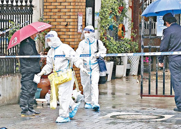 醫護人員在上海市長寧區上門進行核酸採樣。（中新社圖片）